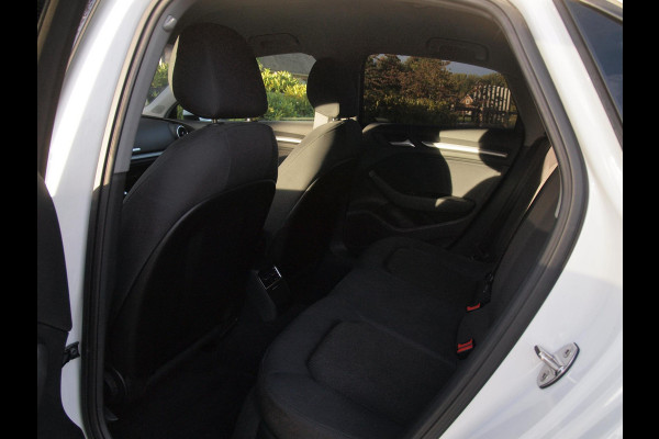 Audi A3 Limousine 35 TFSI CoD Pro Line | 19 Inch | Navigatie | Privacy glas |