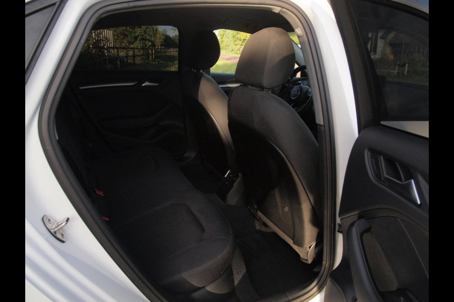 Audi A3 Limousine 35 TFSI CoD Pro Line | 19 Inch | Navigatie | Privacy glas |