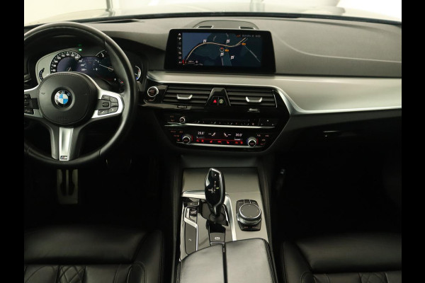 BMW 5 Serie 530i M Sport | Panoramadak | Head-Up | Leder | Stoelverwarming | Sfeerverlichting | Navigatie | Full LED | Parkeerhulp | Sportstoelen