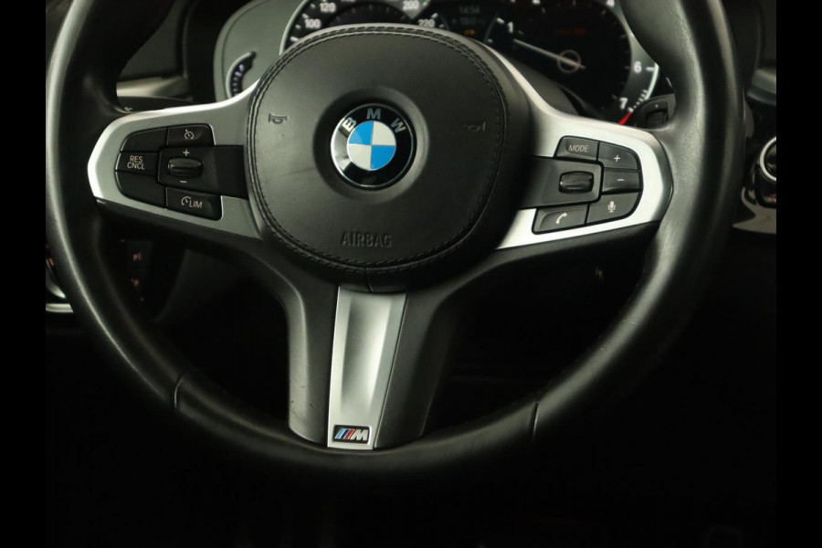 BMW 5 Serie 530i M Sport | Panoramadak | Head-Up | Leder | Stoelverwarming | Sfeerverlichting | Navigatie | Full LED | Parkeerhulp | Sportstoelen