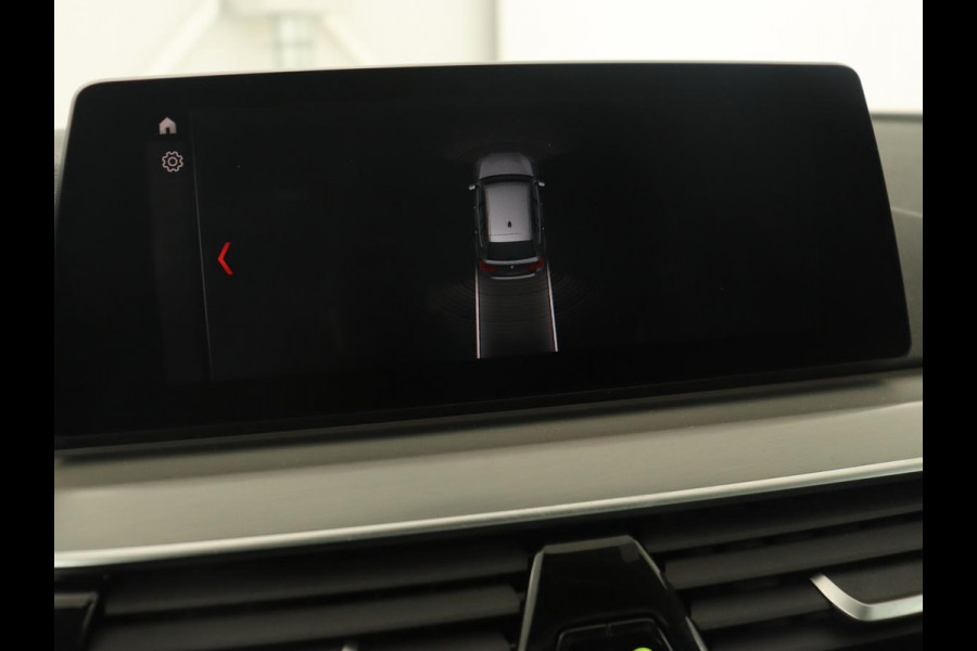 BMW 5 Serie 530i M Sport | Panoramadak | Head-Up | Leder | Stoelverwarming | Sfeerverlichting | Navigatie | Full LED | Parkeerhulp | Sportstoelen