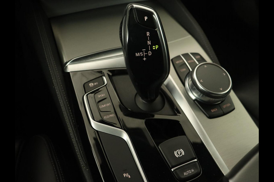BMW 5 Serie 530i M Sport | Panoramadak | Head-Up | Leder | Stoelverwarming | Sfeerverlichting | Navigatie | Full LED | Parkeerhulp | Sportstoelen
