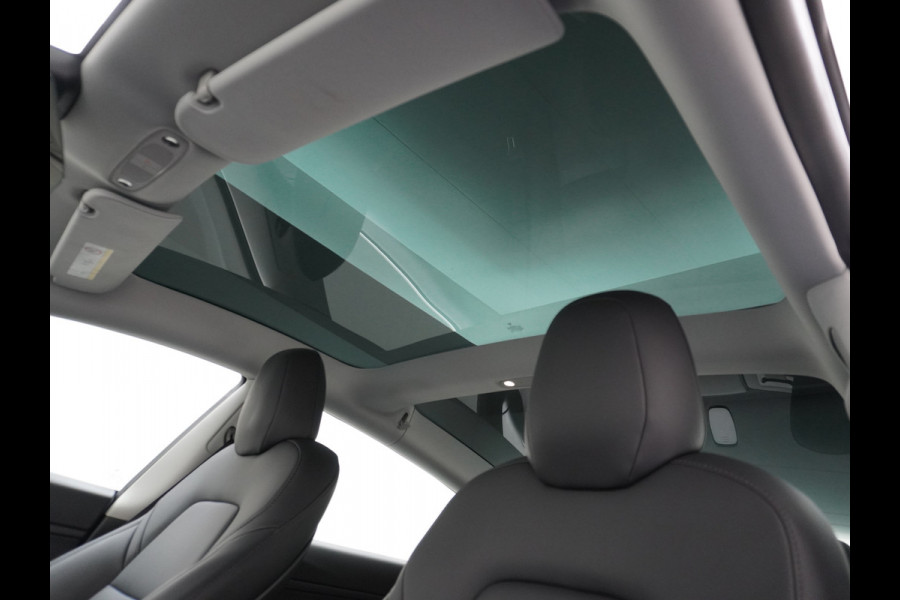 Tesla Model 3 RWD SR+ 60kWh 325PK Lmv  AutoPilot Leder PanoDak Adaptive-Cruise Lmv Camera's Elektr.-Stuur+Stoelen+Spiegels+Geheugen+Easy-Entry Navi LED Comfortstoelen ACC DAB Voorverwarmen interieur via App Keyless via Telefoonsleutel One-Pedal-Drive Origineel Nederlandse auto tot 11kw laden thuis! 1.584kg licht!