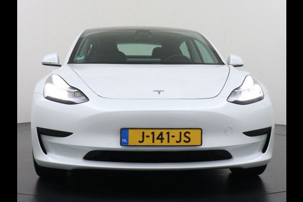 Tesla Model 3 RWD SR+ 60kWh 325PK Lmv  AutoPilot Leder PanoDak Adaptive-Cruise Lmv Camera's Elektr.-Stuur+Stoelen+Spiegels+Geheugen+Easy-Entry Navi LED Comfortstoelen ACC DAB Voorverwarmen interieur via App Keyless via Telefoonsleutel One-Pedal-Drive Origineel Nederlandse auto tot 11kw laden thuis! 1.584kg licht!