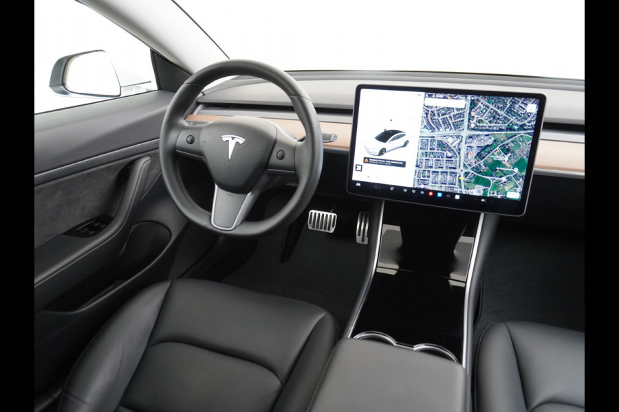 Tesla Model 3 RWD SR+ 60kWh 325PK Lmv  AutoPilot Leder PanoDak Adaptive-Cruise Lmv Camera's Elektr.-Stuur+Stoelen+Spiegels+Geheugen+Easy-Entry Navi LED Comfortstoelen ACC DAB Voorverwarmen interieur via App Keyless via Telefoonsleutel One-Pedal-Drive Origineel Nederlandse auto tot 11kw laden thuis! 1.584kg licht!