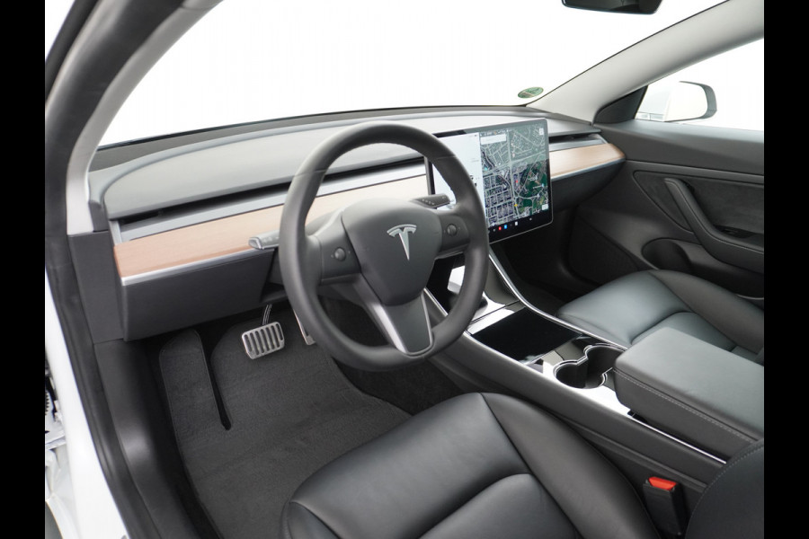 Tesla Model 3 RWD SR+ 60kWh 325PK Lmv  AutoPilot Leder PanoDak Adaptive-Cruise Lmv Camera's Elektr.-Stuur+Stoelen+Spiegels+Geheugen+Easy-Entry Navi LED Comfortstoelen ACC DAB Voorverwarmen interieur via App Keyless via Telefoonsleutel One-Pedal-Drive Origineel Nederlandse auto tot 11kw laden thuis! 1.584kg licht!