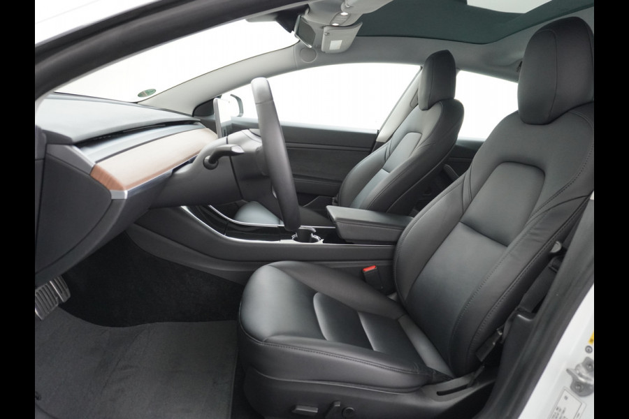 Tesla Model 3 RWD SR+ 60kWh 325PK Lmv  AutoPilot Leder PanoDak Adaptive-Cruise Lmv Camera's Elektr.-Stuur+Stoelen+Spiegels+Geheugen+Easy-Entry Navi LED Comfortstoelen ACC DAB Voorverwarmen interieur via App Keyless via Telefoonsleutel One-Pedal-Drive Origineel Nederlandse auto tot 11kw laden thuis! 1.584kg licht!