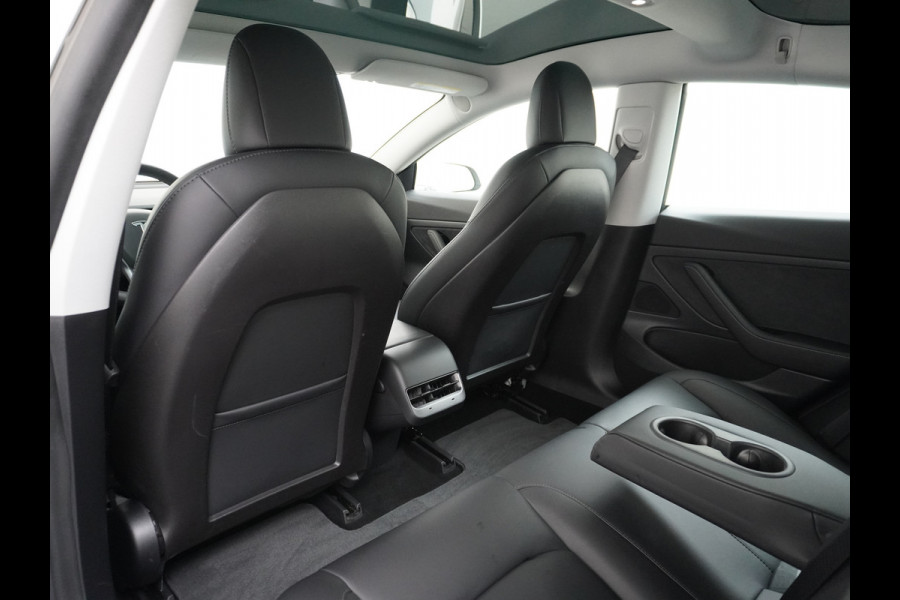Tesla Model 3 RWD SR+ 60kWh 325PK Lmv  AutoPilot Leder PanoDak Adaptive-Cruise Lmv Camera's Elektr.-Stuur+Stoelen+Spiegels+Geheugen+Easy-Entry Navi LED Comfortstoelen ACC DAB Voorverwarmen interieur via App Keyless via Telefoonsleutel One-Pedal-Drive Origineel Nederlandse auto tot 11kw laden thuis! 1.584kg licht!