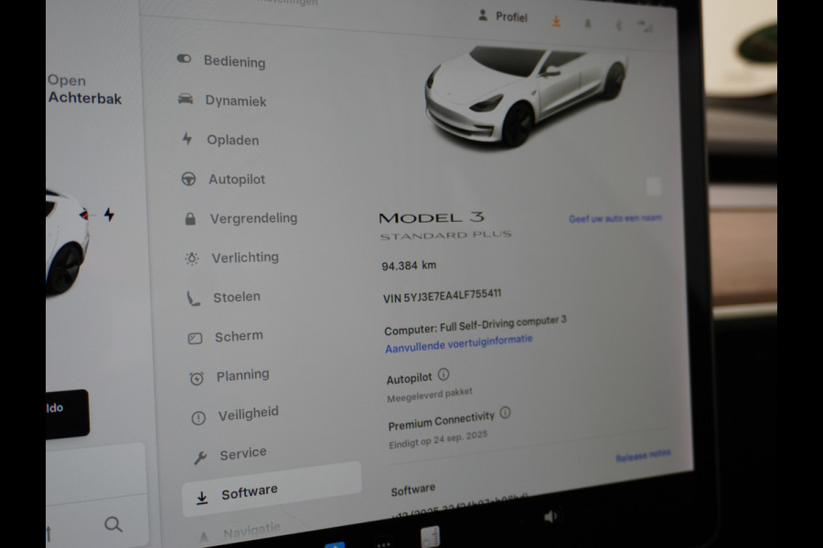 Tesla Model 3 RWD SR+ 60kWh 325PK Lmv  AutoPilot Leder PanoDak Adaptive-Cruise Lmv Camera's Elektr.-Stuur+Stoelen+Spiegels+Geheugen+Easy-Entry Navi LED Comfortstoelen ACC DAB Voorverwarmen interieur via App Keyless via Telefoonsleutel One-Pedal-Drive Origineel Nederlandse auto tot 11kw laden thuis! 1.584kg licht!