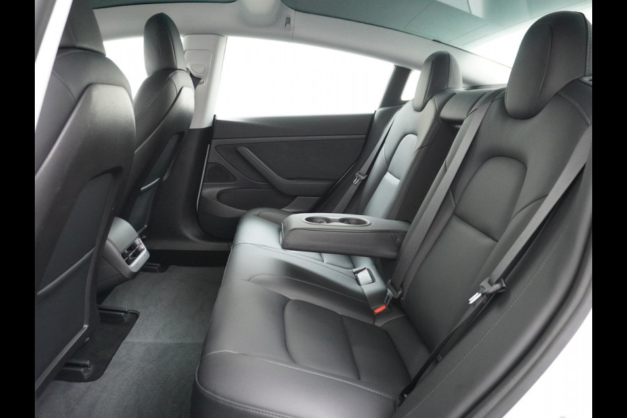 Tesla Model 3 RWD SR+ 60kWh 325PK Lmv  AutoPilot Leder PanoDak Adaptive-Cruise Lmv Camera's Elektr.-Stuur+Stoelen+Spiegels+Geheugen+Easy-Entry Navi LED Comfortstoelen ACC DAB Voorverwarmen interieur via App Keyless via Telefoonsleutel One-Pedal-Drive Origineel Nederlandse auto tot 11kw laden thuis! 1.584kg licht!