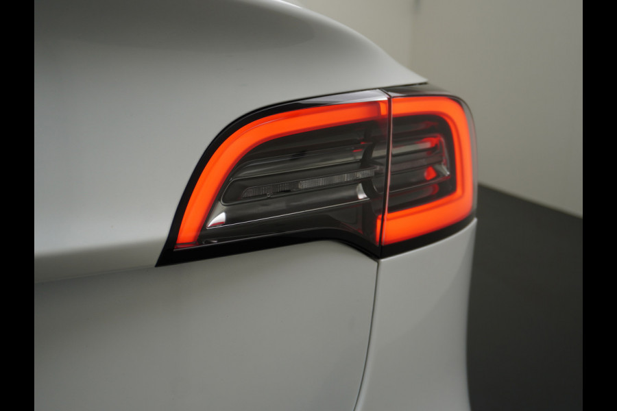 Tesla Model 3 RWD SR+ 60kWh 325PK Lmv  AutoPilot Leder PanoDak Adaptive-Cruise Lmv Camera's Elektr.-Stuur+Stoelen+Spiegels+Geheugen+Easy-Entry Navi LED Comfortstoelen ACC DAB Voorverwarmen interieur via App Keyless via Telefoonsleutel One-Pedal-Drive Origineel Nederlandse auto tot 11kw laden thuis! 1.584kg licht!