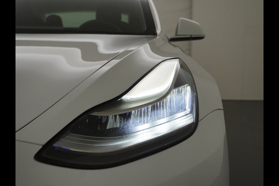 Tesla Model 3 RWD SR+ 60kWh 325PK Lmv  AutoPilot Leder PanoDak Adaptive-Cruise Lmv Camera's Elektr.-Stuur+Stoelen+Spiegels+Geheugen+Easy-Entry Navi LED Comfortstoelen ACC DAB Voorverwarmen interieur via App Keyless via Telefoonsleutel One-Pedal-Drive Origineel Nederlandse auto tot 11kw laden thuis! 1.584kg licht!