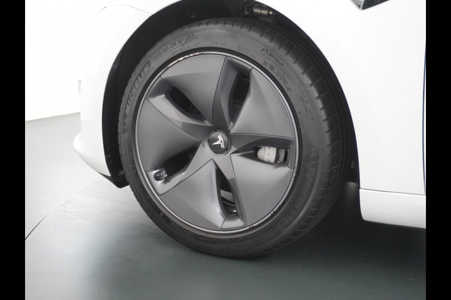 Tesla Model 3 RWD SR+ 60kWh 325PK Lmv  AutoPilot Leder PanoDak Adaptive-Cruise Lmv Camera's Elektr.-Stuur+Stoelen+Spiegels+Geheugen+Easy-Entry Navi LED Comfortstoelen ACC DAB Voorverwarmen interieur via App Keyless via Telefoonsleutel One-Pedal-Drive Origineel Nederlandse auto tot 11kw laden thuis! 1.584kg licht!