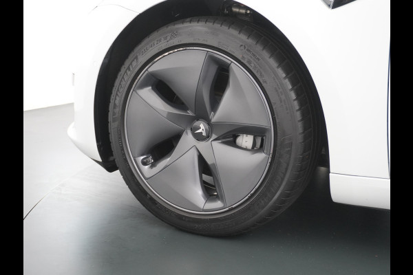 Tesla Model 3 RWD SR+ 60kWh 325PK Lmv  AutoPilot Leder PanoDak Adaptive-Cruise Lmv Camera's Elektr.-Stuur+Stoelen+Spiegels+Geheugen+Easy-Entry Navi LED Comfortstoelen ACC DAB Voorverwarmen interieur via App Keyless via Telefoonsleutel One-Pedal-Drive Origineel Nederlandse auto tot 11kw laden thuis! 1.584kg licht!