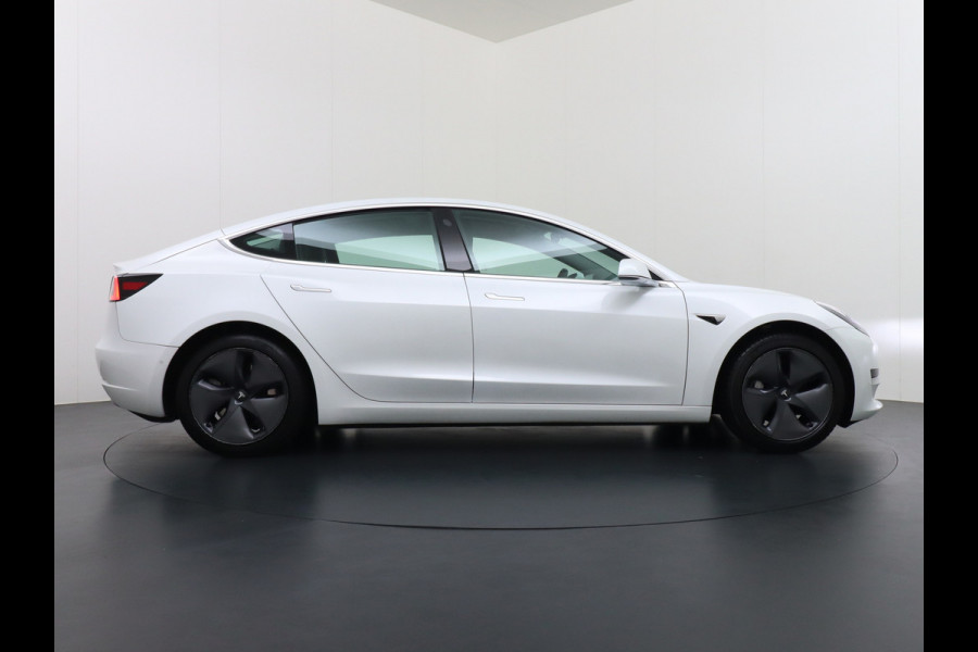 Tesla Model 3 RWD SR+ 60kWh 325PK Lmv  AutoPilot Leder PanoDak Adaptive-Cruise Lmv Camera's Elektr.-Stuur+Stoelen+Spiegels+Geheugen+Easy-Entry Navi LED Comfortstoelen ACC DAB Voorverwarmen interieur via App Keyless via Telefoonsleutel One-Pedal-Drive Origineel Nederlandse auto tot 11kw laden thuis! 1.584kg licht!