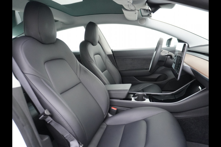 Tesla Model 3 RWD SR+ 60kWh 325PK Lmv  AutoPilot Leder PanoDak Adaptive-Cruise Lmv Camera's Elektr.-Stuur+Stoelen+Spiegels+Geheugen+Easy-Entry Navi LED Comfortstoelen ACC DAB Voorverwarmen interieur via App Keyless via Telefoonsleutel One-Pedal-Drive Origineel Nederlandse auto tot 11kw laden thuis! 1.584kg licht!