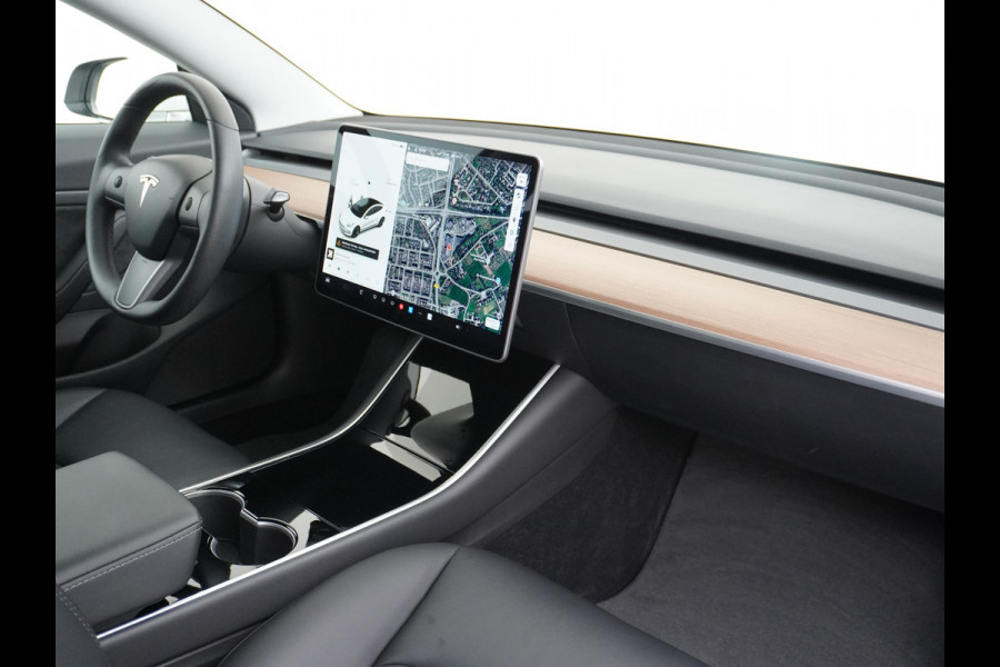 Tesla Model 3 RWD SR+ 60kWh 325PK Lmv  AutoPilot Leder PanoDak Adaptive-Cruise Lmv Camera's Elektr.-Stuur+Stoelen+Spiegels+Geheugen+Easy-Entry Navi LED Comfortstoelen ACC DAB Voorverwarmen interieur via App Keyless via Telefoonsleutel One-Pedal-Drive Origineel Nederlandse auto tot 11kw laden thuis! 1.584kg licht!