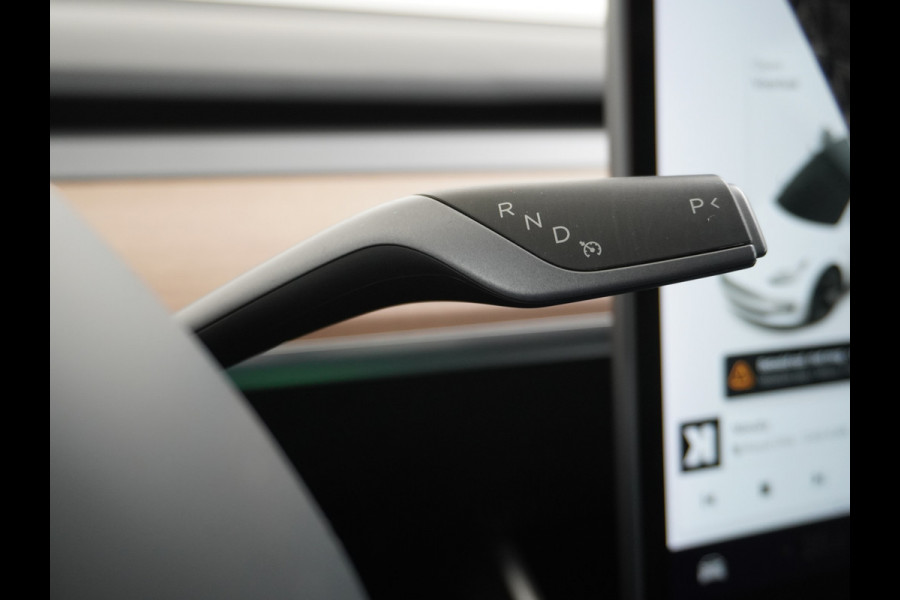 Tesla Model 3 RWD SR+ 60kWh 325PK Lmv  AutoPilot Leder PanoDak Adaptive-Cruise Lmv Camera's Elektr.-Stuur+Stoelen+Spiegels+Geheugen+Easy-Entry Navi LED Comfortstoelen ACC DAB Voorverwarmen interieur via App Keyless via Telefoonsleutel One-Pedal-Drive Origineel Nederlandse auto tot 11kw laden thuis! 1.584kg licht!