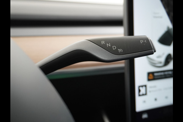 Tesla Model 3 RWD SR+ 60kWh 325PK Lmv  AutoPilot Leder PanoDak Adaptive-Cruise Lmv Camera's Elektr.-Stuur+Stoelen+Spiegels+Geheugen+Easy-Entry Navi LED Comfortstoelen ACC DAB Voorverwarmen interieur via App Keyless via Telefoonsleutel One-Pedal-Drive Origineel Nederlandse auto tot 11kw laden thuis! 1.584kg licht!