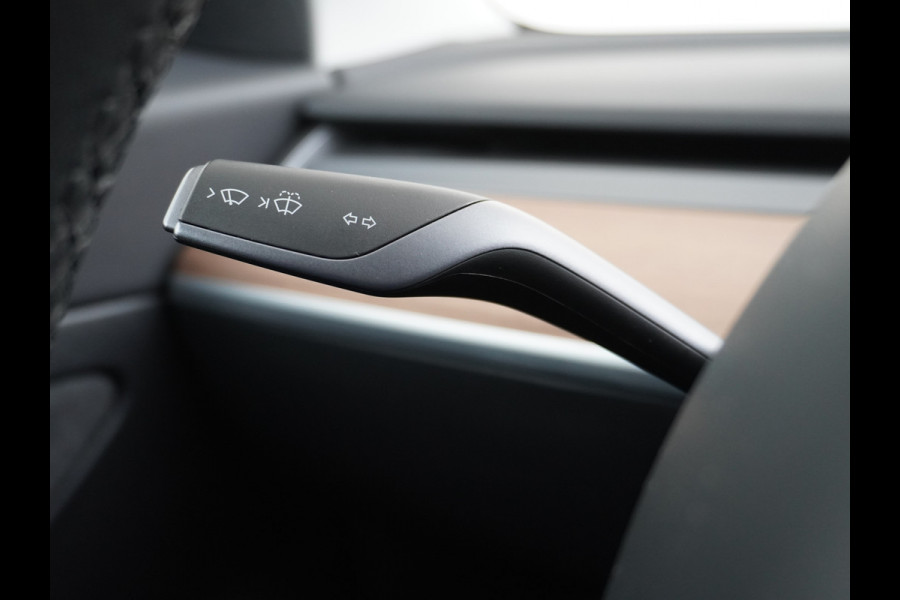 Tesla Model 3 RWD SR+ 60kWh 325PK Lmv  AutoPilot Leder PanoDak Adaptive-Cruise Lmv Camera's Elektr.-Stuur+Stoelen+Spiegels+Geheugen+Easy-Entry Navi LED Comfortstoelen ACC DAB Voorverwarmen interieur via App Keyless via Telefoonsleutel One-Pedal-Drive Origineel Nederlandse auto tot 11kw laden thuis! 1.584kg licht!