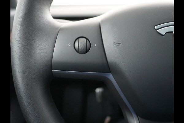 Tesla Model 3 RWD SR+ 60kWh 325PK Lmv  AutoPilot Leder PanoDak Adaptive-Cruise Lmv Camera's Elektr.-Stuur+Stoelen+Spiegels+Geheugen+Easy-Entry Navi LED Comfortstoelen ACC DAB Voorverwarmen interieur via App Keyless via Telefoonsleutel One-Pedal-Drive Origineel Nederlandse auto tot 11kw laden thuis! 1.584kg licht!