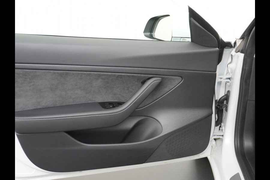 Tesla Model 3 RWD SR+ 60kWh 325PK Lmv  AutoPilot Leder PanoDak Adaptive-Cruise Lmv Camera's Elektr.-Stuur+Stoelen+Spiegels+Geheugen+Easy-Entry Navi LED Comfortstoelen ACC DAB Voorverwarmen interieur via App Keyless via Telefoonsleutel One-Pedal-Drive Origineel Nederlandse auto tot 11kw laden thuis! 1.584kg licht!