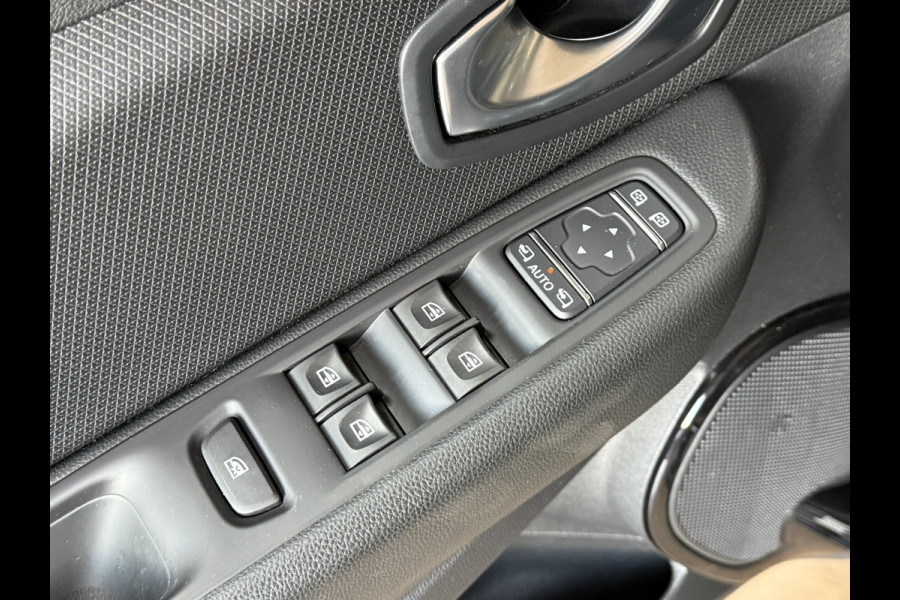 Renault Clio 0.9 TCe 90pk | Bose | R-Link Navi | 17 inch | Stoelverwarming | LED | Camera | 100% Dealer onderhouden! Renault Clio 0.9 TCe 90pk | Bose | R-Link Navi | 17 inch | Stoelverwarming | LED | Camera | 100% Dealer onderhouden!