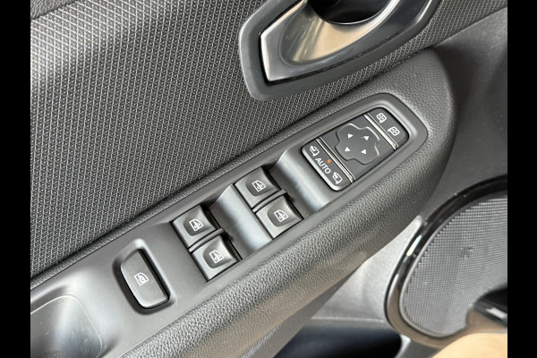 Renault Clio 0.9 TCe 90pk | Bose | R-Link Navi | 17 inch | Stoelverwarming | LED | Camera | 100% Dealer onderhouden! Renault Clio 0.9 TCe 90pk | Bose | R-Link Navi | 17 inch | Stoelverwarming | LED | Camera | 100% Dealer onderhouden!