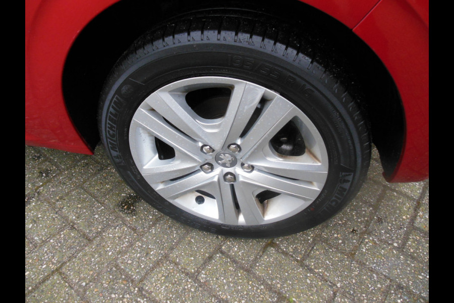 Peugeot 208 1.2 PureTech Signature Staat in DE KRIM