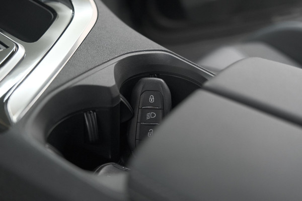 Peugeot 5008 PureTech 130 EAT8 Allure Pack | 7 Zitplaatsen | Camera | Apple Carplay | Navigatie | Parkeersensoren