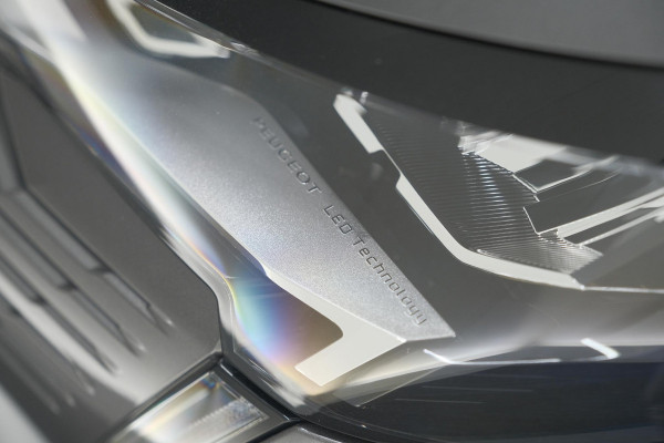 Peugeot 5008 PureTech 130 EAT8 Allure Pack | 7 Zitplaatsen | Camera | Apple Carplay | Navigatie | Parkeersensoren