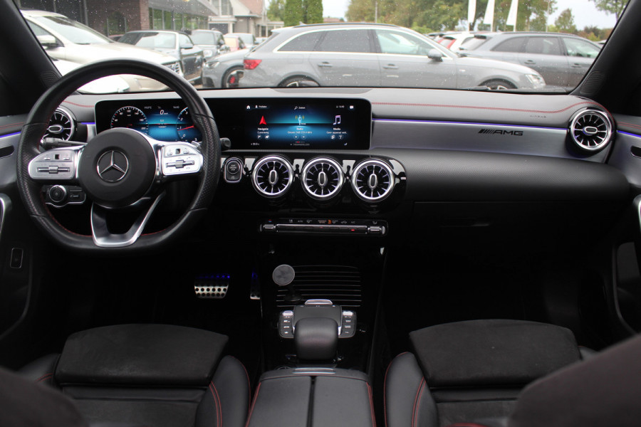 Mercedes-Benz CLA-Klasse 200 Business Solution AMG / A35 AMG Look / Panoramadak / Camera / Leder&Alcantara / Sfeerverlichting / 18'' / DAB / Stoelverwarming / Cruise Control