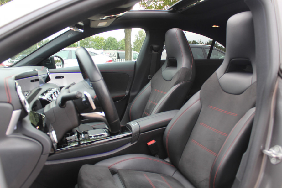 Mercedes-Benz CLA-Klasse 200 Business Solution AMG / A35 AMG Look / Panoramadak / Camera / Leder&Alcantara / Sfeerverlichting / 18'' / DAB / Stoelverwarming / Cruise Control