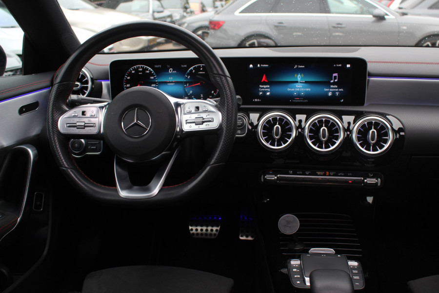 Mercedes-Benz CLA-Klasse 200 Business Solution AMG / A35 AMG Look / Panoramadak / Camera / Leder&Alcantara / Sfeerverlichting / 18'' / DAB / Stoelverwarming / Cruise Control