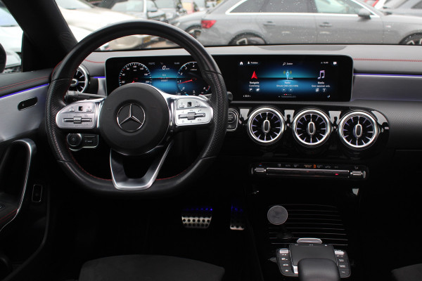 Mercedes-Benz CLA-Klasse 200 Business Solution AMG / A35 AMG Look / Panoramadak / Camera / Leder&Alcantara / Sfeerverlichting / 18'' / DAB / Stoelverwarming / Cruise Control