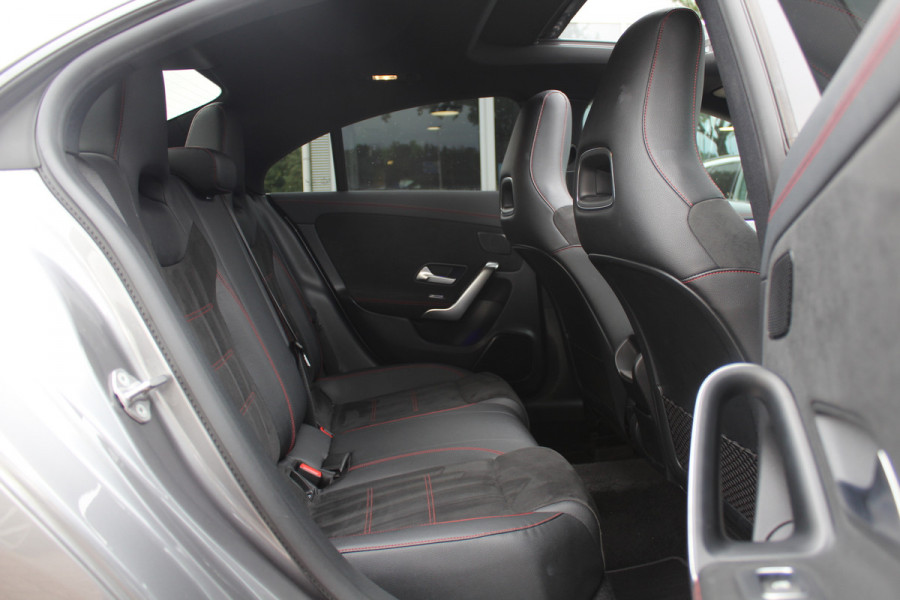 Mercedes-Benz CLA-Klasse 200 Business Solution AMG / A35 AMG Look / Panoramadak / Camera / Leder&Alcantara / Sfeerverlichting / 18'' / DAB / Stoelverwarming / Cruise Control