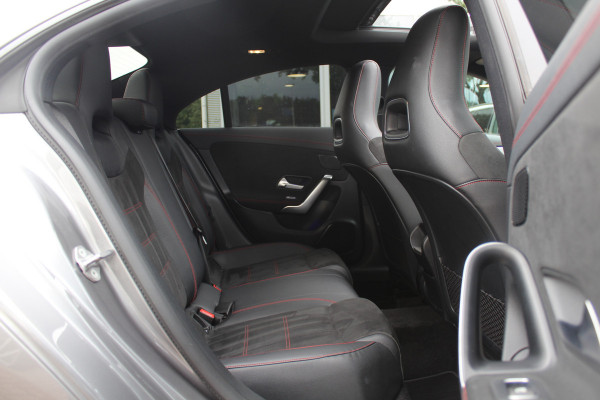 Mercedes-Benz CLA-Klasse 200 Business Solution AMG / A35 AMG Look / Panoramadak / Camera / Leder&Alcantara / Sfeerverlichting / 18'' / DAB / Stoelverwarming / Cruise Control