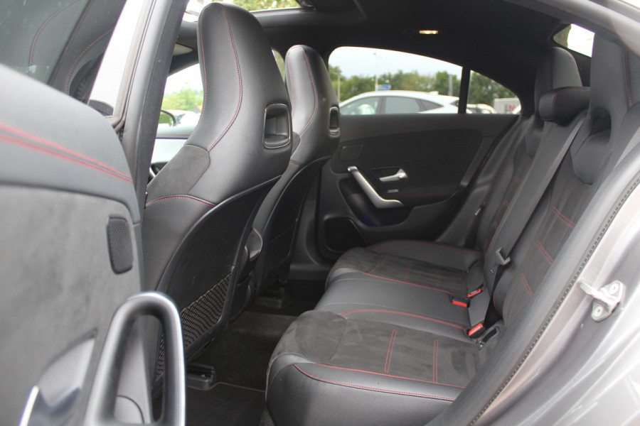 Mercedes-Benz CLA-Klasse 200 Business Solution AMG / A35 AMG Look / Panoramadak / Camera / Leder&Alcantara / Sfeerverlichting / 18'' / DAB / Stoelverwarming / Cruise Control