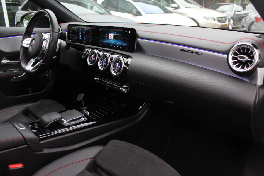Mercedes-Benz CLA-Klasse 200 Business Solution AMG / A35 AMG Look / Panoramadak / Camera / Leder&Alcantara / Sfeerverlichting / 18'' / DAB / Stoelverwarming / Cruise Control