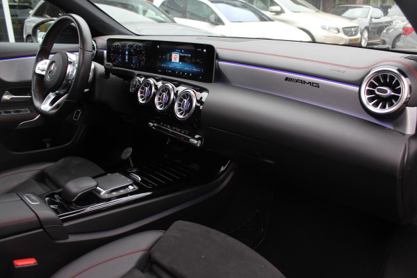 Mercedes-Benz CLA-Klasse 200 Business Solution AMG / A35 AMG Look / Panoramadak / Camera / Leder&Alcantara / Sfeerverlichting / 18'' / DAB / Stoelverwarming / Cruise Control