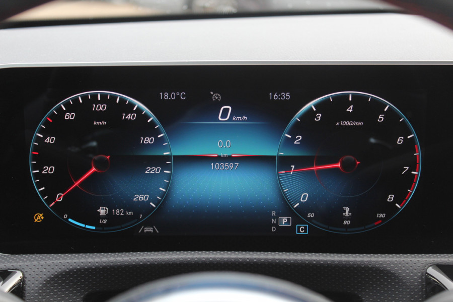 Mercedes-Benz CLA-Klasse 200 Business Solution AMG / A35 AMG Look / Panoramadak / Camera / Leder&Alcantara / Sfeerverlichting / 18'' / DAB / Stoelverwarming / Cruise Control