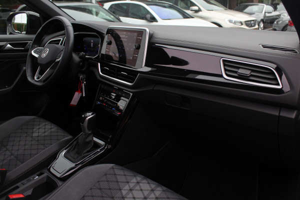Volkswagen T-Roc 1.5 TSI R-Line Business / Panoramadak / Camera / Navigatie / Blackpack / 19'' / DAB / Stoelverwarming / ACC Volkswagen T-Roc 1.5 TSI R-Line Business / Panoramadak / Camera / Navigatie / Blackpack / 19'' / DAB / Stoelverwarming / ACC