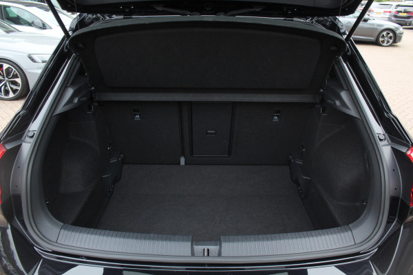 Volkswagen T-Roc 1.5 TSI R-Line Business / Panoramadak / Camera / Navigatie / Blackpack / 19'' / DAB / Stoelverwarming / ACC Volkswagen T-Roc 1.5 TSI R-Line Business / Panoramadak / Camera / Navigatie / Blackpack / 19'' / DAB / Stoelverwarming / ACC