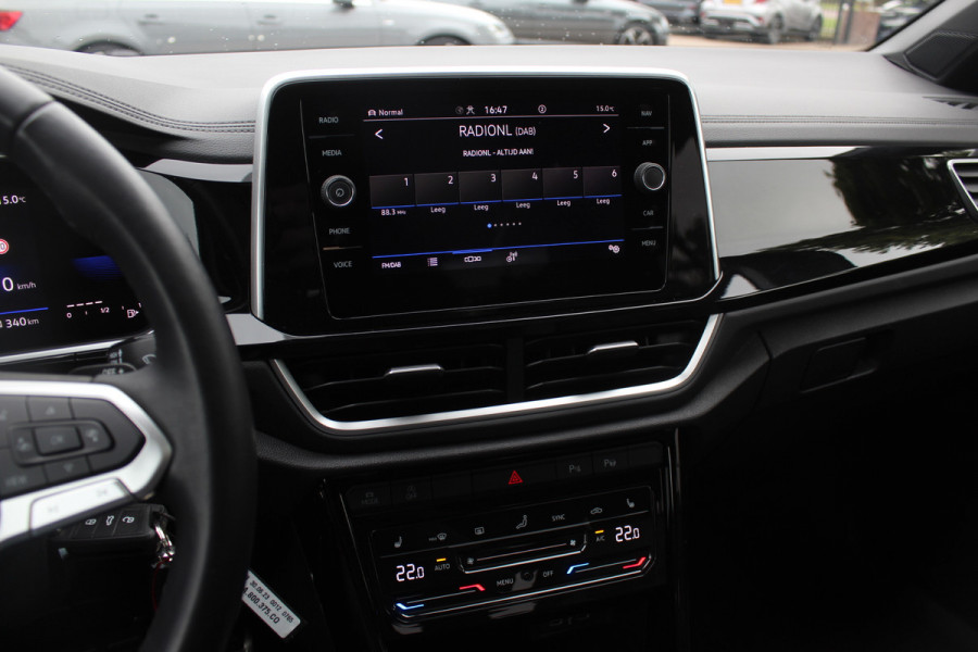 Volkswagen T-Roc 1.5 TSI R-Line Business / Panoramadak / Camera / Navigatie / Blackpack / 19'' / DAB / Stoelverwarming / ACC Volkswagen T-Roc 1.5 TSI R-Line Business / Panoramadak / Camera / Navigatie / Blackpack / 19'' / DAB / Stoelverwarming / ACC