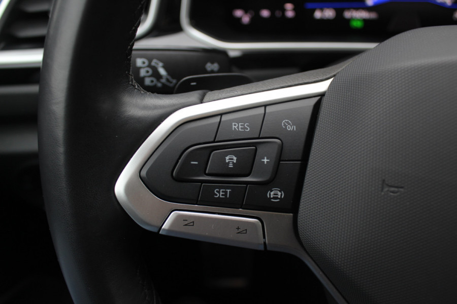 Volkswagen T-Roc 1.5 TSI R-Line Business / Panoramadak / Camera / Navigatie / Blackpack / 19'' / DAB / Stoelverwarming / ACC Volkswagen T-Roc 1.5 TSI R-Line Business / Panoramadak / Camera / Navigatie / Blackpack / 19'' / DAB / Stoelverwarming / ACC