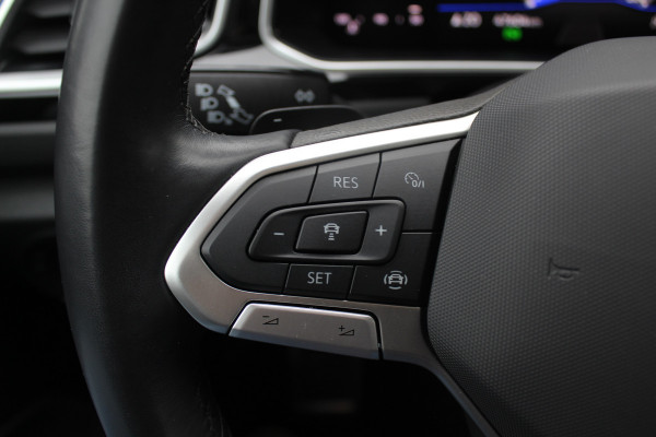 Volkswagen T-Roc 1.5 TSI R-Line Business / Panoramadak / Camera / Navigatie / Blackpack / 19'' / DAB / Stoelverwarming / ACC Volkswagen T-Roc 1.5 TSI R-Line Business / Panoramadak / Camera / Navigatie / Blackpack / 19'' / DAB / Stoelverwarming / ACC