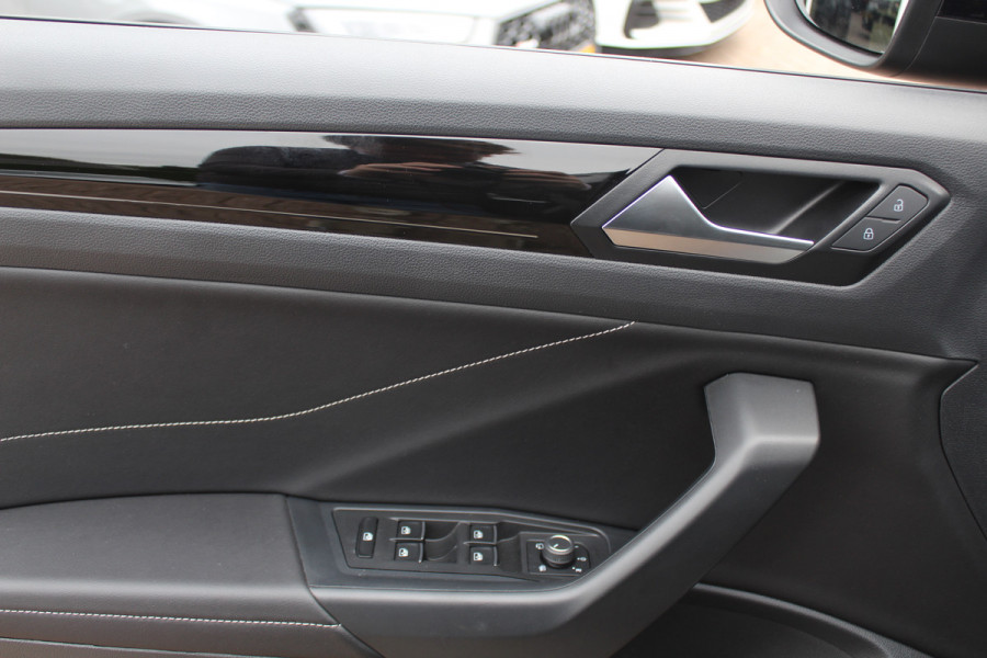 Volkswagen T-Roc 1.5 TSI R-Line Business / Panoramadak / Camera / Navigatie / Blackpack / 19'' / DAB / Stoelverwarming / ACC Volkswagen T-Roc 1.5 TSI R-Line Business / Panoramadak / Camera / Navigatie / Blackpack / 19'' / DAB / Stoelverwarming / ACC