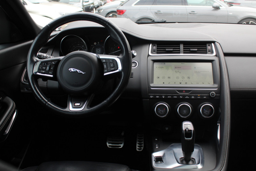 Jaguar E-Pace 2.0 P250 AWD SE / Panoramadak / Camera / Head-up / Leder / 19'' / Meridian / Memory seats / Navigatie / Dodehoek / Stoelverwarming / ACC