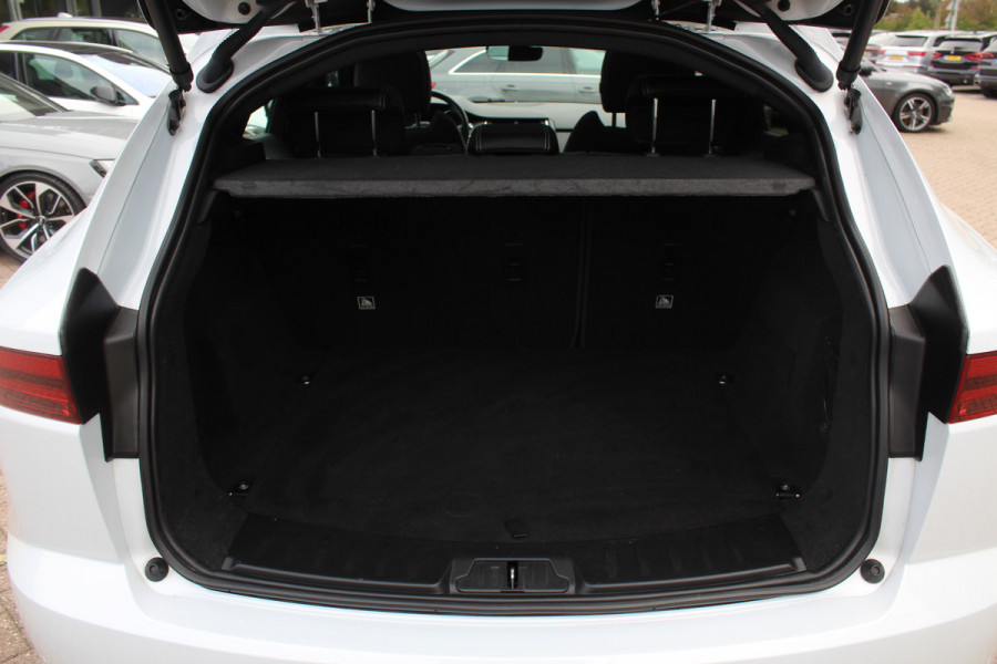Jaguar E-Pace 2.0 P250 AWD SE / Panoramadak / Camera / Head-up / Leder / 19'' / Meridian / Memory seats / Navigatie / Dodehoek / Stoelverwarming / ACC