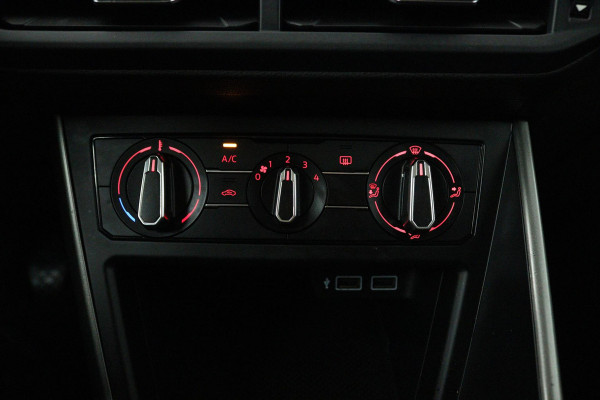 Volkswagen Polo 1.0 TSI R-line (PANORAMADAK, NAVIGATIE, STUURBEDIENING, 1e EIGENAAR, GOED ONDERHOUDEN)